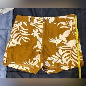 Leaf patterned linen shorts